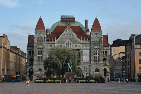 Auch in der unmittelbaren Umgebung des Hauptbahnhofes gibt es weitere wuchtige Granitbauten, wie das grosse Theater. 