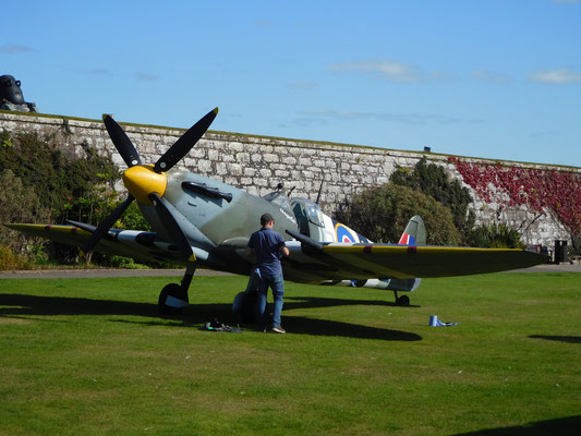 Für eine kommende Veranstaltung im Fort George, wurde eine Spitfire (erfolgreiches englisches Kampfflugzeug aus dem 2. Weltkrieg) hierher geschafft .