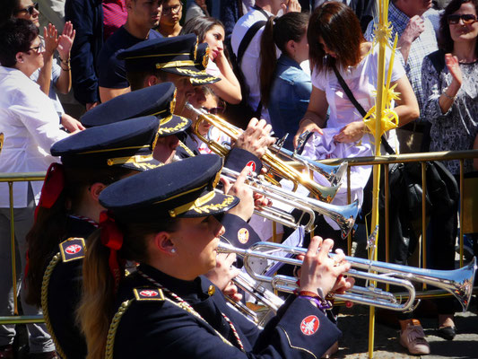 Begleitet wird die Prozession durch Blasmusikgruppen mit einem grossen Anteil an Trompeten- und Trommelregistern.