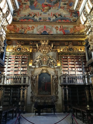 ...geht es zur brühmten Bibliothek, die als Meisterwerk und eines der bedeutensten und prachtvollsten Werke des barocken Baustils gilt. Wieder einmal bin ich gezwungen im Verborgenen ein Föteli mit dem Handy zu schiessen. 