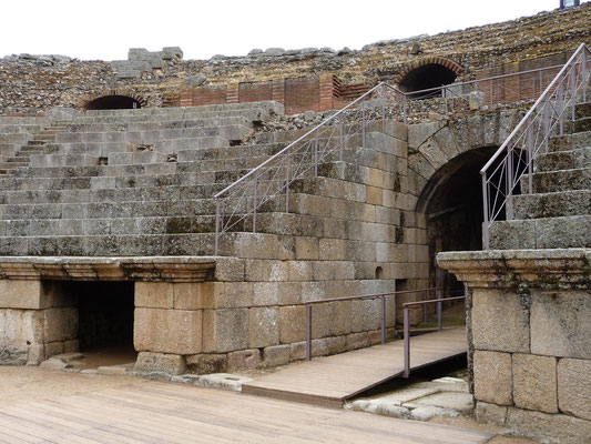 Beim Eingang ins Amphitheater sieht man sofort den Unterschied zwischen den Mauerwerken , welche unter der Erde lagen und welche aus der Erde herausragten und entsprechend verwittert sind.