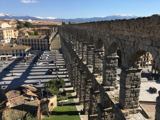 Auf diesem Aquädukt floss das Wassser aus den Bergen bis 1975 in die Oberstadt von Segovia.
