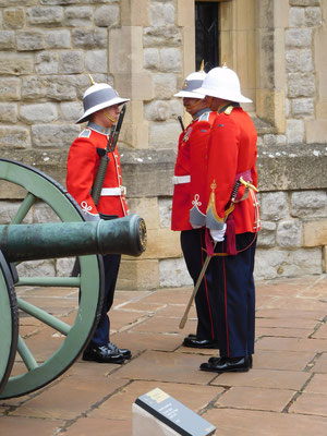 Auch im Tower werden die königlichen Gebäude durch die Königsgarde bewacht. Hier wird gerade eine Inspektion der Wachsoldaten durchgeführt. 