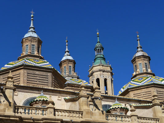 ...einer grossen Mittelkuppel und zehn kleineren Kuppeln ist sie das grösste Barokbauwerk Spaniens.
