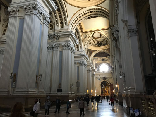 Eine Besichtigung im Innern der Basilika zeigt die riesigen Dimensionen. Alles gestützt auf monumentalen Säulen.