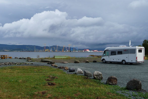 Weiter geht die Fahrt zum Trondheimsfijorden. Die weit über hundert Meter hohen Kräne auf der anderen Seite des Fijords, bezeichnen den Standort der Werft, welche in der Lage ist Oelplattformen zu bauen, die zu den grössten der Welt gehören. 