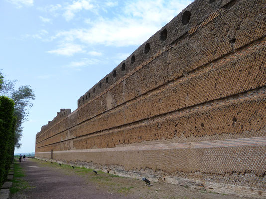 Bereits bei den Eingangstoren beeindrucken die noch gut erhaltenen Aussenmauern der Villa Adriana.