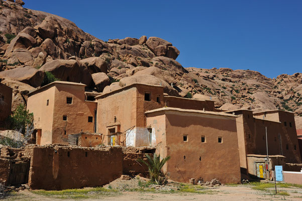  Jetzt können wir die ersten Berbersiedlungen sehen mit den Gebäuden aus "Stampflehm" (ein Baustoffgemisch aus roter Lehmerde, Stroh und Wasser).