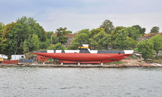 ...zeigt, das erste U-Boot, dass die Finnen komplett selber gebaut haben,... 
