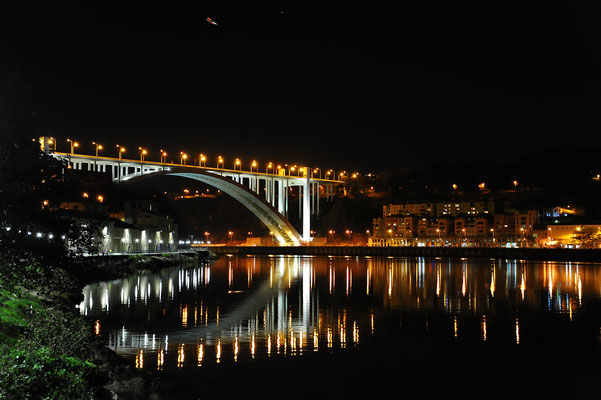 Wiederum haben wir einen feinen Platz am Douro mit traumhafter Sicht auf den westlichen Teil der Stadt. Die Sicht aus dem WoMo bei Nacht, mit dem spiegelglatten Douro, ist zauberhaft.