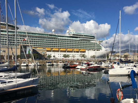 Eine spannende Konstellation, der Yachthafen unmittelbar neben dem angelegten Super-Kreuzschiff der 300-Meter Klasse.
