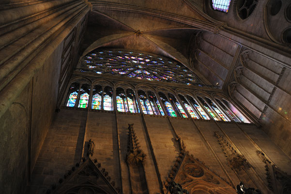 Die Vormauerungen mit den filigranen gotischen Bögen erzeugen einen speziellen optischen Effekt der Leichtigkeit. 