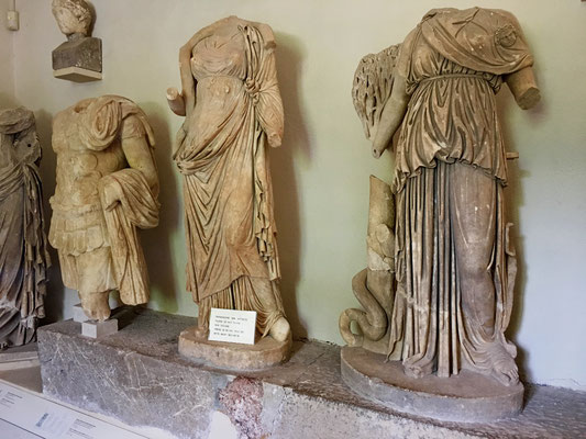 Im kleinen Museum von Epidaurus, werden die kostbaren Originalstatuen ausgestellt, welche hier bei archäologischen Ausgrabungen zu Tage kamen. 