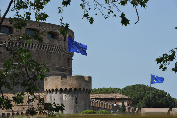 ca. 500 Jahre später wurde die Burg durch den Gotenkönig "Todila", zur Befestigung der Stadt Rom als Stützpunkt ausgebaut.