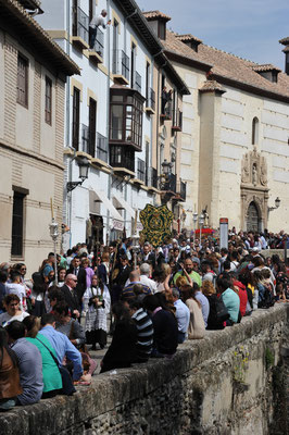 Beim befahren dieser engen Strasse, werden wir in Spanien ein erstes Mal von einer Prozession überrascht, welche gegen Ostern hin immer öfters zelebriert werden.