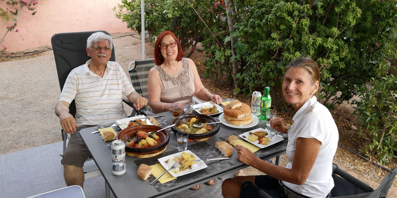 Wir holen Marion und Hans am nahegelegenen Flughafen ab. Schon kurze Zeit danach gibt es zum Nachtessen die schmackhaften "Tajine". Die in Marokko verbreitete Gar-Methode im geschlossenen Tongeschirr ist weit verbreitet.