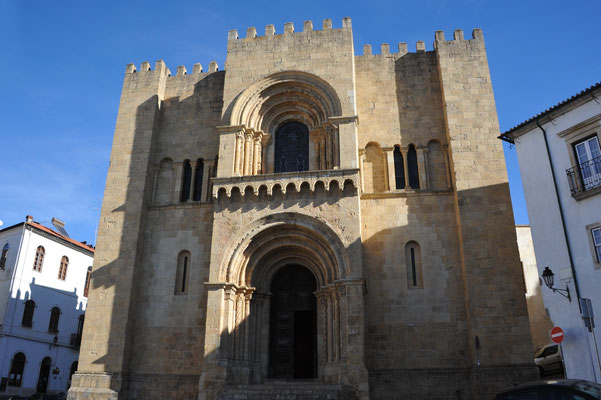 ...und alten Kirchen, wie die "Sé Velha" aus dem 12. Jh. in welcher der zweite portugiesische König Sancho I gekrönt wurde.