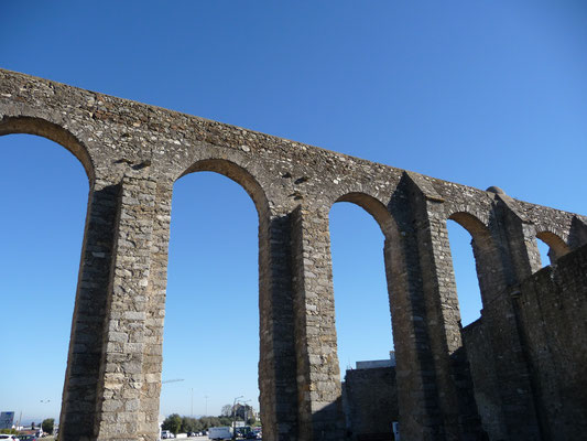 Unsere nächste Station "Evora" ist nochmals ein UNESCO-Weltkulturerbe. Direkt unter dem mittelalterlichen Aquädukt vor der Stadtmauer parkieren wir unser Wohnmobil.