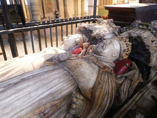 In der Kathedrale wurde 1367 König Heinrich IV und später seine Ehefrau, Königin Johanna von Navarra, beigesetzt.