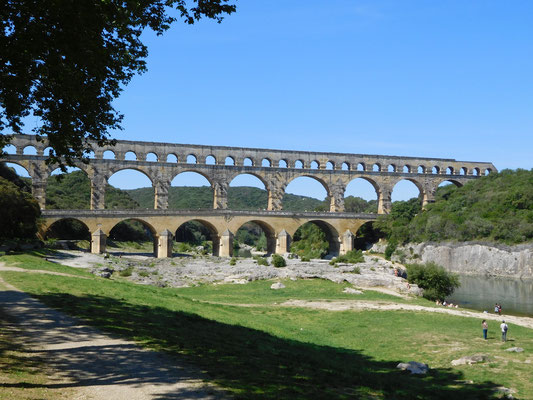 30 km nördlich von Nimes, besuchen wir den römischen Aquädukt " Pont du Gard". Auch dieses römische Bauwerk ist noch in einem ausgezeichneten Zustand und gehört zu den grössten, erhaltenen Aquädukten.