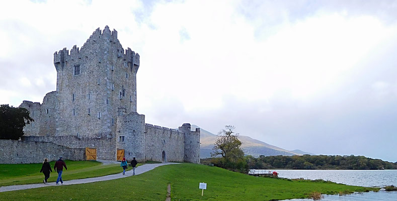 Das auf einer Halbinsel am See gelegene "Ross Castle", war bis vor einigen Jahren nur noch eine Ruine und wurde 1979 vom Staat übernommen und sorgfältig teilrestauriert um Besuchern die Geschichte der Burg näher zu bringen.