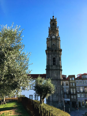 Der "Torre de Clérigos" ist ein 75 Meter hoher Turm der in Porto an erhöhter Position, zwischen 1755 und 1763 erbaut wurde. Er gilt heute als Wahrzeichen Porto's.