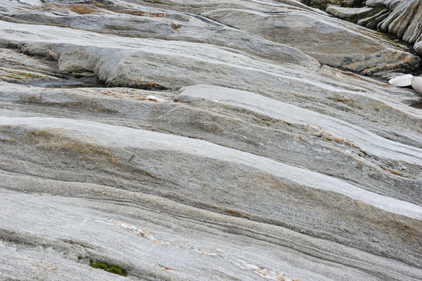 Nahe bei der Gletscherzunge sind die "Schleifspuren", die das Eis mit dem Geröll zusammen in die Felsoberflächen geschliffen hat, gut zu erkennen.   