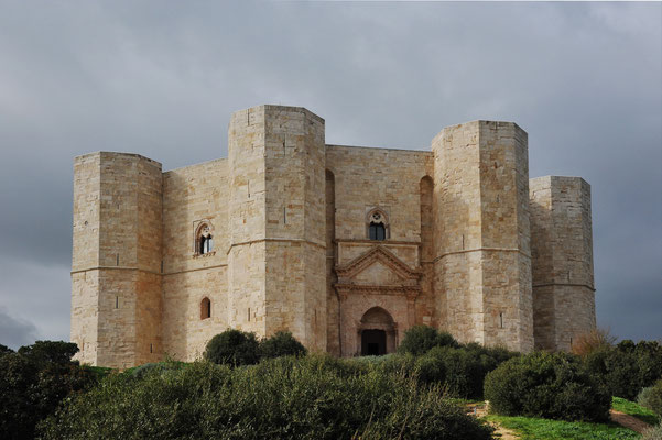 Das "Castel del Monte" und wird nicht ganz unbegründet als die steinerne Krone Apuliens bezeichnet, welche wie ein geschliffener Edelstein auf der Anhöhe thront.