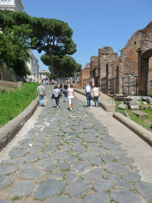 Der Gang über die geschichtsträchtige römische Strasse im Forum lässt einem zurückdenken an die Menschen, welche vor 2000 Jahren diese Strasse beschritten haben. 