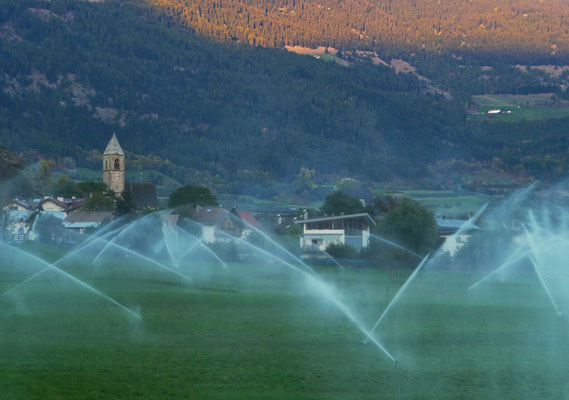 Auf der Fahrt nach der Schweizer Grenze via "Laatsch" nach "Glurns" ist die Bewässerung der umliegenden Felder augenfällig.   