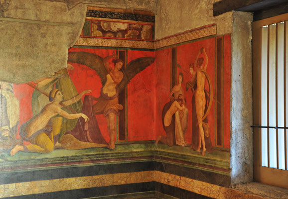 Auf der rechten Seite ist ein Dionysischer Fries mit gegeisseltem Mädchen und Bacchantin dargestellt (Wikipedia sei Dank;-)
