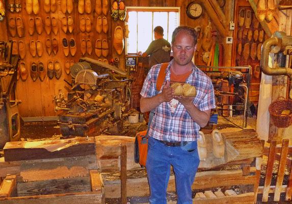 So wie diese Werkstatt, in welcher Schritt für Schritt gezeigt wird, wie die niederländischen Holzschuhe (Klompen) hergestellt weden.