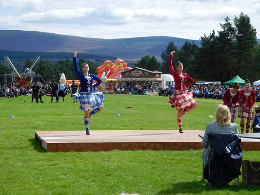 Neben den klassischen Disziplinen, treten die jungen Schotten (viele kleine und grössere Mädchen und wenige Knaben) in einem Tanzwettbewerb gegeneinander an.