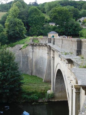 ... drei Aquädukte führen über den Fluss Avon und die Bahngeleise welche auch unten durchgehen.