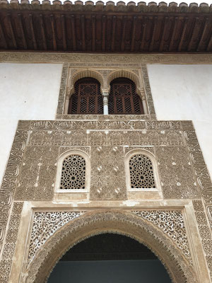 Die maurischen Dekorationen der Wände und Decken aus Gips sind unbeschreiblich schön und beinahe 700 Jahre alt.