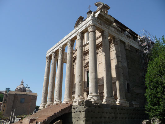 Eines der wenigen erhaltenen Gebäude ist der "Tempel des Antonius Pius und der Faustina", welcher dank seiner Umfunktionierung zu einer Kirche einer der best erhaltenen Tempel Roms ist.