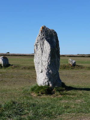 Kaum 200 Meter vom WoMo-Stellplatz entfernt, sehen wir das erste Menhirenfeld in der Bretagne. Diese vor 6-7000 Jahren angelegten "Hinkelsteinreihen" sind bis heute ein Rätsel, auch für die Wissenschaft.