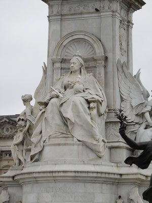 Königin Victoria schaut der Sache mit stoischer Ruhe zu.