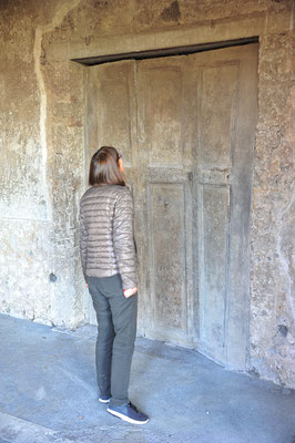 Diese in ihrer Form originale Holztüre hat sich über bald 2000 Jahre nicht wirklich erhalten. Der verbliebene Hohlraum in der versteinerten Vulkanasche, wurde mit Zement ausgegossen. So ist die ehemalige Form der verschütteten Türe genau zu erkennen.