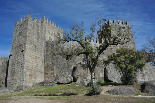 Die Südseite des Castelos, in welchem der erste  portugiesische König Afonso Henriques geboren wurde und aufwuchs ... 