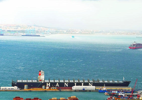 Aus den Great Siege Geschützstellungen gelingen auch gute Fotos von einem der weltweit 70 Containerschiffe der insolventen Reederei "Hanjin". Vor Gibraltar liegen noch zwei dieser Riesenschiffe brach vor Anker.