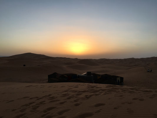 Das Wüstencamp bei Sonnenuntergang.