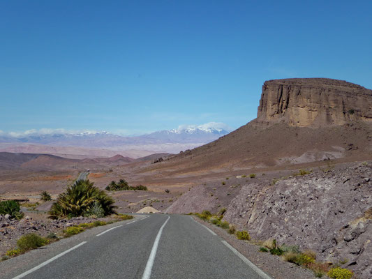 Vom Hochplateau geht es nun hinunter Richtung Ouarzazade, wo wir einige 100 Höhenmeter tiefer bei der weltberühmten historischen Ortschaft "Ait Benhaddou" unser Tagesziel erreichen.