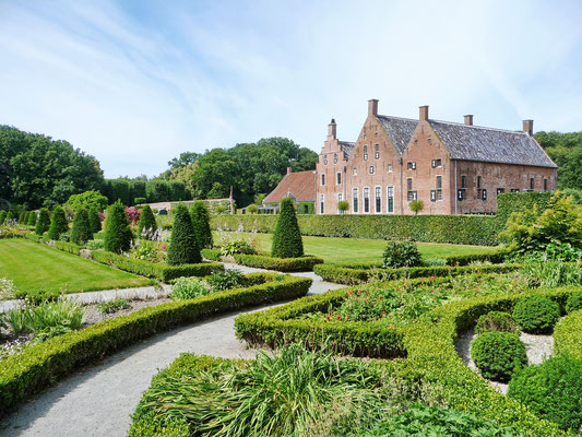 Die Komposition von Schloss und Garten, zeigen wie die Aristokraten vor ca. 300 Jahren in Groningen gelebt haben.