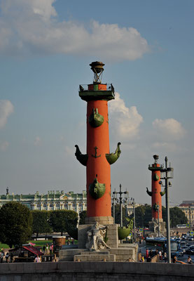 Die beiden markanten Säulen aus dem Jahre 1811, ursprünglich eine Art Leuchtturm, an deren Spitze eine Gasflamme entzündet werden kann. Dies geschieht noch heute zu diversen Feiertagen der Stadt.