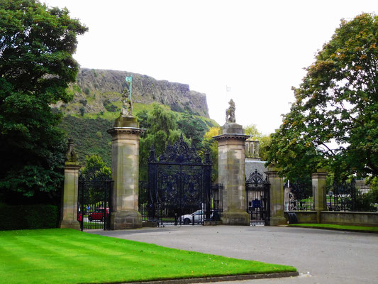 Unmittelbar daneben liegt der Holyrood Palace. Hier werden der Queen jedes Jahr die Stadtschlüssel von Edinburgh offiziell überreicht als symolischer Akt für die Treue Schottlands zur britischen Krone.