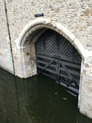 Durch diesen damaligen Zugang von der Themse her, wurden die Gefangenen in den Tower überführt, so auch Anne Boleyn die zweite Frau von König Heinrich VIII...