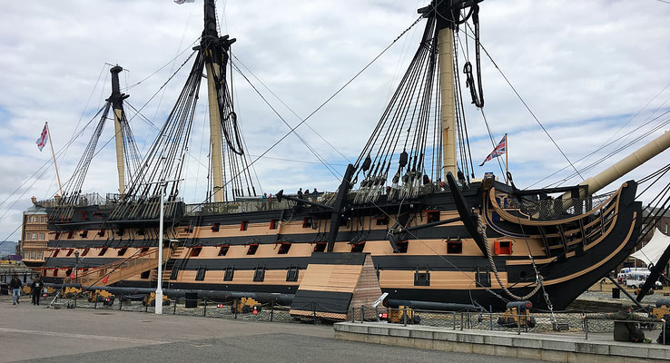 Unglaublich, da steht das 252-jährige und 70 Meter lange Flaggschiff von Admiral Nelson.
