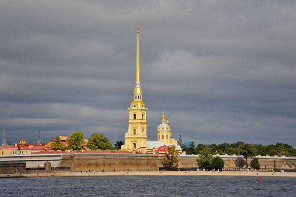 Mitten in der Festung, steht die stolze Kathedrale Peter und Paul. Die Kirche besitzt einen spitzen Turm von 122,5 Metern Höhe. Nach einem Erlass von Peter des Grossen, darf kein Gebäude in Sankt Petersburg diese Höhe überschreiten.