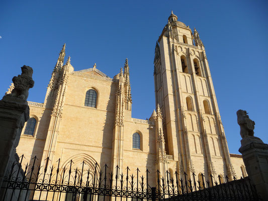 Die mächtige Kathedrale von Segovia in der Abendsonne.